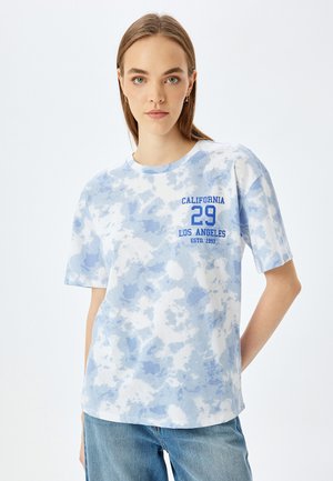 Lichtblauwe katoenen t-shirt met een wolkenpatroon, ronde halslijn en korte mouwen. Heeft een "California 29 Los Angeles" graphic in blauw.