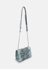 Borsa in finta pelle di serpente texturizzata blu e grigia con tracolla a catena, dotata di una tasca frontale con zip e una forma strutturata.