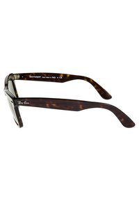 Lunettes de soleil Wayfarer en écaille de tortue avec verres noirs, charnières en métal et logo "Ray-Ban" sur la branche. Fabriquées en Italie.