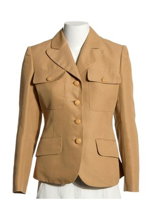 Blazer ajusté couleur camel avec quatre boutons sur le devant, deux poches poitrine à rabat avec boutons, et deux poches inférieures à rabat sur un mannequin blanc.