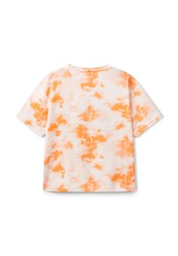 Camiseta de manga corta en algodón suave, con un patrón de tie-dye en tonos naranja y blanco, un corte relajado y un diseño de cuello redondo.