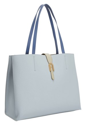Lyseblå tekstureret lædertaske med lange mørkeblå håndtag og beige remlukning med guldfarvet beslag.
