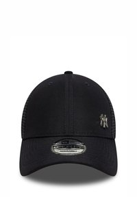 Schwarze Baseballmütze aus Stoff mit Netzrücken, mit einem silbernen Logo auf der Front und einem runden Aufkleber auf dem Schirm.