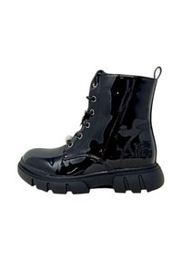 Stivaletti alla caviglia in pelle verniciata nera con suola in gomma spessa, design con lacci e linguetta. Presentano un marchio impresso sul lato.