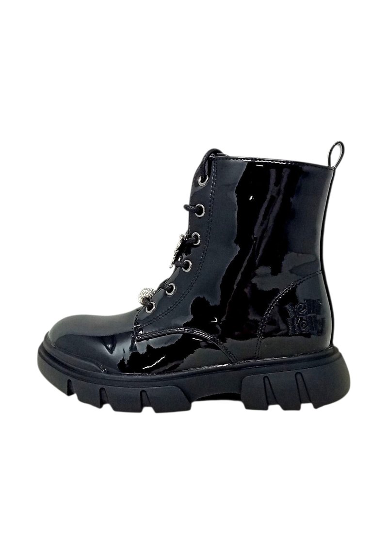 Stivaletti alla caviglia in pelle verniciata nera con suola in gomma spessa, design con lacci e linguetta. Presentano un marchio impresso sul lato.