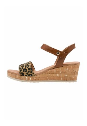 Sandale compensée à imprimé léopard avec une bride de cheville en cuir marron, une semelle à texture liège et des détails texturés sur la semelle compensée.
