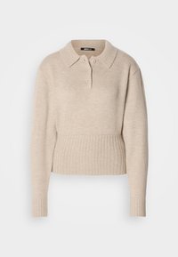 Pull beige à manches longues en maille avec poignets et ourlet côtelés, col et trois boutons le long de l'encolure.