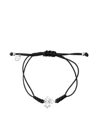 Pulsera de cordón negra ajustable con un charm de estrella plateada y un acento de perla blanca, con nudos de macramé y un cierre deslizante.