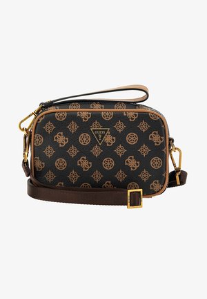 Czarna i brązowa torebka Guess na ramię z wzorzystym nadrukiem logo, złotymi dodatkami, regulowanym paskiem i uchwytem na nadgarstek.