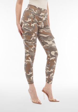 CAMOUFLAGE  - Pantalones - desert allover glitter gold
