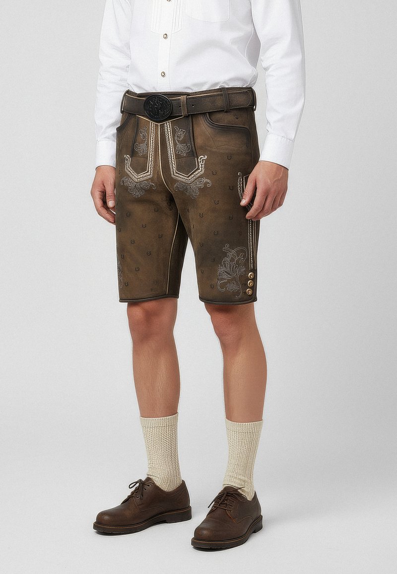 Ruskansiniset nahka-lederhosenit, joissa on monimutkaista hopeapistettä, polvenpituinen muotoilu, sivupainikkeet, yhdistettynä vaaleisiin polvisukkiin ja ruskeisiin kenkiin.