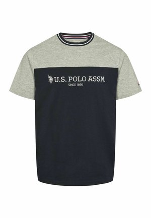 Jūras un pelēks kokvilnas T-krekls ar īsām piedurknēm, ar apaļu kakla izgriezumu un baltu tekstu "U.S. POLO ASSN. SINCE 1890", kas drukāts uz priekšpuses.
