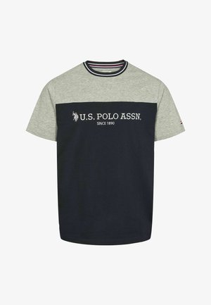 Marineblaues und graues Baumwoll-T-Shirt mit kurzen Ärmeln, das einen Rundhalsausschnitt und weißen Text "U.S. POLO ASSN. SINCE 1890" auf der Vorderseite trägt.