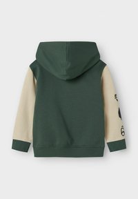 Sudadera con capucha que presenta un dorso verde oscuro, mangas beige y detalles gráficos impresos. Suave al tacto y con puños acanalados que aportan comodidad.