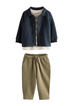 Kleinkind-Outfit mit marineblauem Knopfjackett, cremegestreiftem Langarmshirt und olivgrüner Hose mit elastischem Bund und Kordelzug.