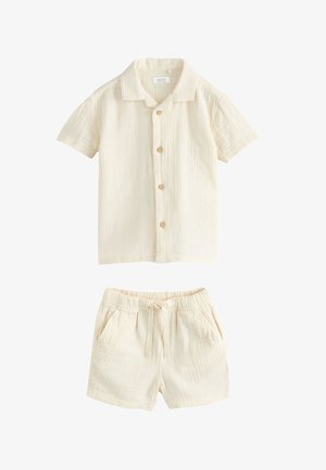 Beige, kortärmelig, met knopen sluitbaar hemd met kraag en bijpassende short met trekkoord, beide gemaakt van gestructureerde, lichte stof.
