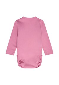 Langemouwig kledingstuk in effen roze stof, met een ronde halslijn en geplooide zijkanten voor een losse pasvorm. Zachte, gladde textuur.