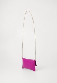 Sac à main en cuir violet avec une texture lisse, de forme rectangulaire et une longue bandoulière en chaîne argentée. Équipé d'une fermeture à rabat.
