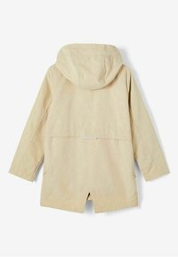 Gabardina larga beige con capucha, con ventilación trasera y detalles de costura, mostrado plano sobre un fondo blanco.