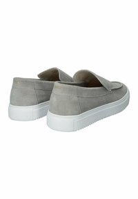 Graue Wildleder-Slipper mit flacher, weißer Gummisohle und minimalistischer Gestaltung; verfügt über ein glattes Obermaterial und dezentes Branding an der Ferse.