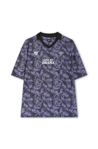 Violet spalvos sportinė maikutė su juodu V formos apykakle. Ant jos yra užrašas "MEILĖ MANO DRAMAI" baltomis raidėmis, taip pat mažas širdelės logotipas.