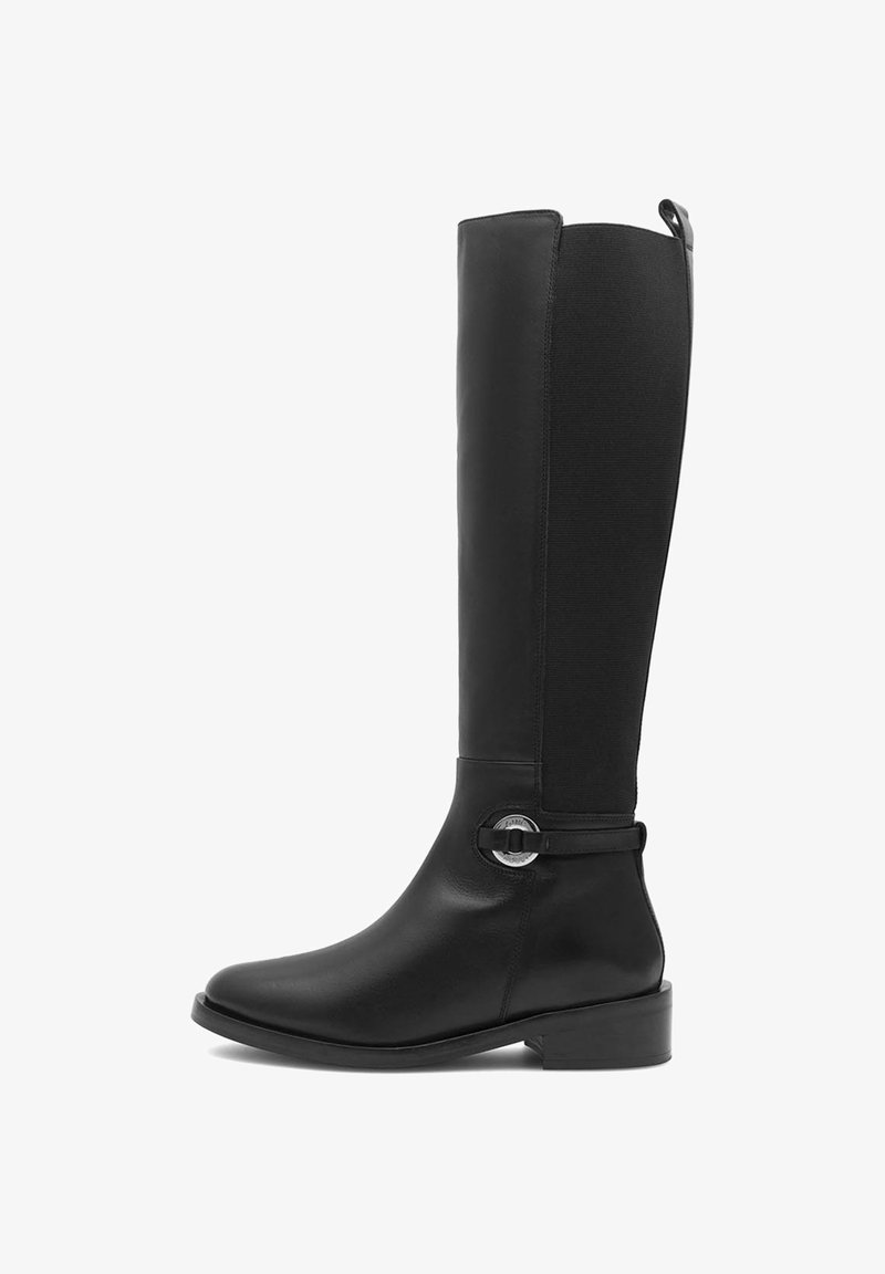 Knee-high mustad nahast saapad, millel on sile pind, elastne kangast paneel, ümar pehme varvas ja ümmargune metallist aktsent pahkluu rihmal.