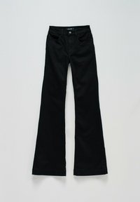 Jeans negros acampanados de mezclilla, con una cinturilla que presenta un cierre de botón en la parte delantera, cinco bolsillos y una textura suave.