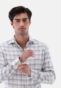 Langärmliges Hemd mit Knopfleiste in einem leichten Karomuster mit blauen und weißen Streifen. Verfügt über einen Kentkragen und Ein-Knopf-Manschetten.