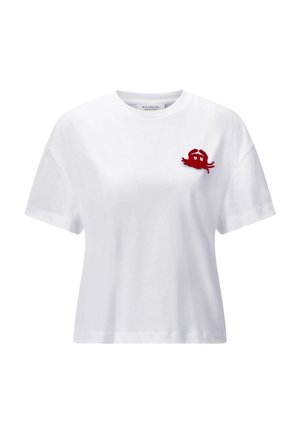 Witte T-shirt met korte mouwen met een kleine rode krab geborduurd op de linkerborst, met een ronde hals en een relaxte pasvorm.