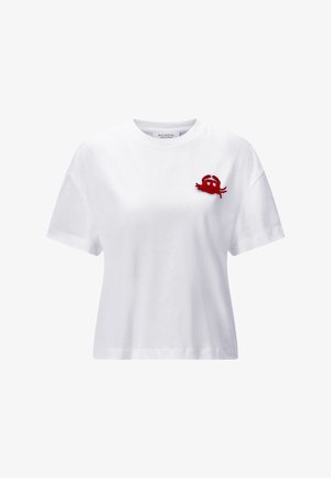 Bijela majica kratkih rukava s malim crvenim rakom izvezenim na lijevoj strani prsa, s okruglim izrezom i opuštenim krojem.