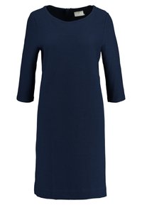 Robe bleu marine en tissu texturé, décolleté rond, manches trois-quarts et coupe au genou. Comprend une fermeture éclair au dos.