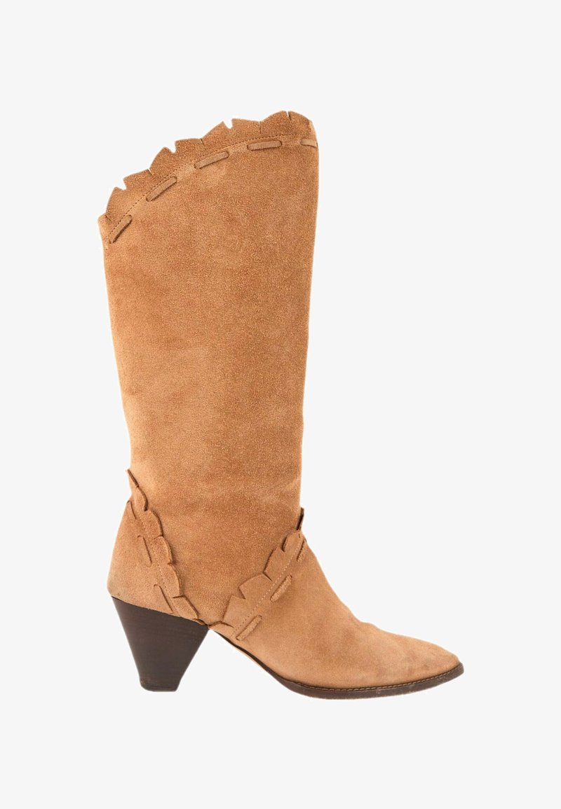 Botte de cowboy en daim fauve mi-mollet avec des bords festonnés et des coutures décoratives sur un talon bloc marron incliné.