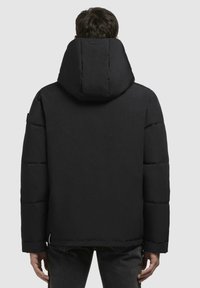 Sort polstret jakke med høj krave og stor hætte, med en glat mat finish og minimalistisk design. Ingen synlige logoer eller mønstre.