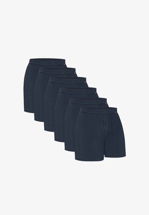Sechs marineblaue Herren-Baumwollboxershorts, in versetzter Reihe auf weißem Hintergrund angeordnet.
