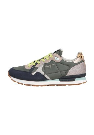Sneaker con una combinazione di materiali verdi, blu e rosa. Camoscio texture, dettagli lucidi e lacci gialli brillanti. Suola in gomma.