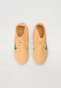 Pantofi sport portocalii cu accente albastre, având un superior textil neted, vârf rotund și sistem de șireturi tradițional. Fără modele vizibile.