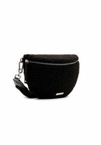 Czarna torebka na ramię z teksturowanej skóry, z srebrnym zamkiem błyskawicznym i zapięciem, zaokrąglonym dnem oraz małą prostokątną metalową plakietką z logo z przodu.