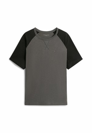 Kurzärmeliges Raglan-T-Shirt mit dunkelgrauem Körper, schwarzen Ärmeln, Rundhalsausschnitt und kleinem Tommy Hilfiger-Logo auf der Brust.