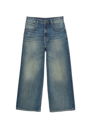 Blå denim brede ben jeans med falmede pletter, fem-lomme design, bæltestropper og lynlåslukning. Slidt tekstur nær lommerne.