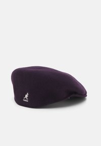 Berretto di feltro viola con una texture liscia e forma arrotondata, caratterizzato da un piccolo logo bianco Kangol ricamato sul lato.