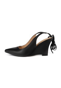 Črne usnjene slingback platforme z ostrim nosom, odprtimi stranicami in zavezanjem na peti; teksturirana površina in rahlo ukrivljen podplat.