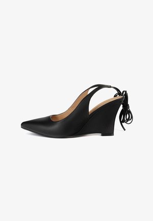 Zwarte leren slingback wedge-schoen met een spitse neus, open zijkanten en een strikaccent bij de hiel; gestructureerd oppervlak en licht gebogen wedge.