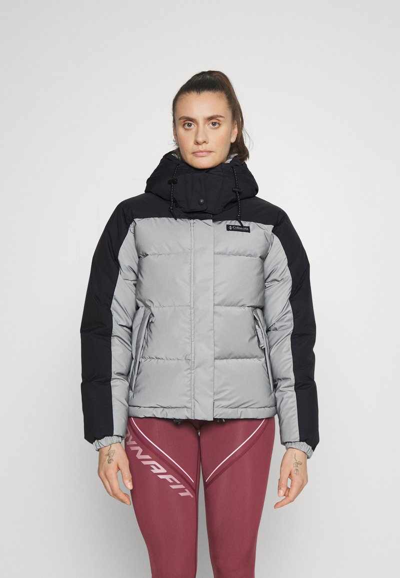 Gepolsterte graue und schwarze Jacke mit Kapuze, ausgestattet mit einem Reißverschluss vorne, verstellbaren Kordeln und Seitentaschen. Glatte Textur mit einem kastigen Schnitt.