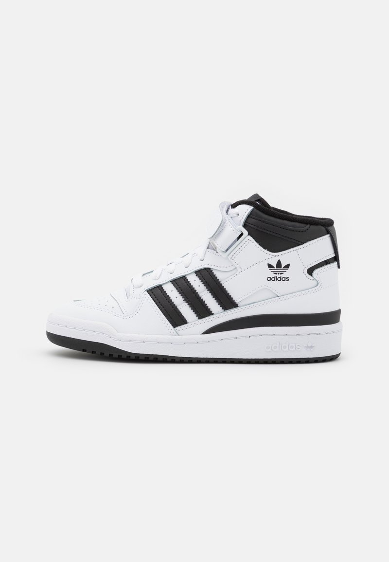 Ténis brancos de cano alto com detalhes em preto, apresentando três riscas laterais, colarinho acolchoado e sola de borracha texturizada. Logótipo da Adidas na lateral.