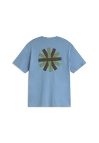 T-shirt bleu à manches courtes avec un col rond et un motif central au dos composé de formes rectangulaires alternées vertes et marron foncé.