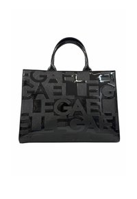 Borsa nera realizzata in materiale lucido con un motivo di lettere in rilievo audaci. Ha doppi manici e un design strutturato.