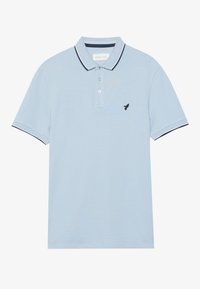 Svijetloplavi polo majica od pamuka, s tamnoplavim obrubom na ovratniku i rukavima, te izvezenim logotipom ptice na lijevoj strani prsnog koša.
