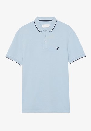 Hele sinine polo-särk, mis on valmistatud puuvillast, sinise äärisega krael ja varrukatel ning vasakul rinnal tikitud linnu logo.