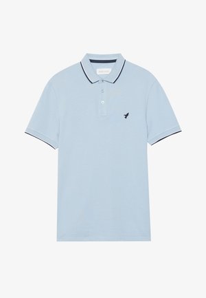 Tricou polo de culoare albastru deschis, fabricat din bumbac, cu un tiv bleumarin la guler și la mâneci, și un logo brodat cu o pasăre pe pieptul stâng.
