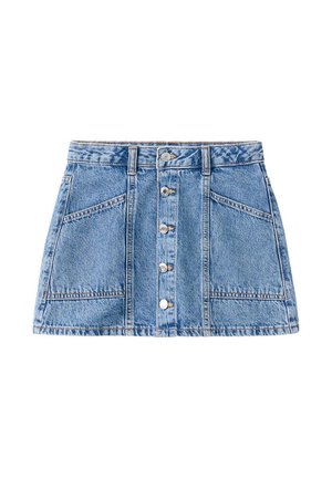 Blaue Denim-Minirock mit vorderer Knopfverschluss und zwei schrägen Vordertaschen, dargestellt auf weißem Hintergrund.